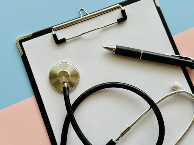 バインダー上に
置かれる聴診器とペンの画像