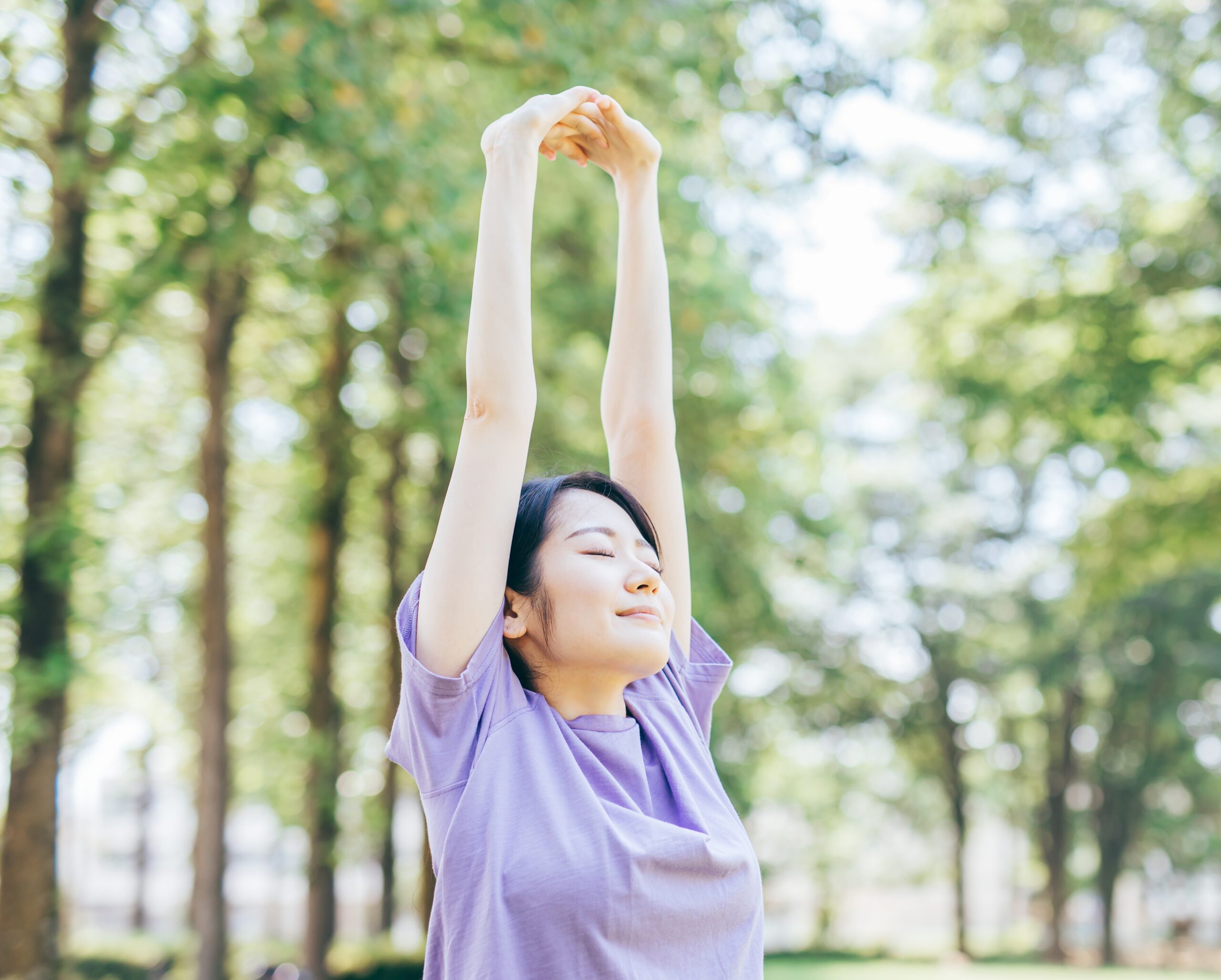 健康的に体操する女性の画像